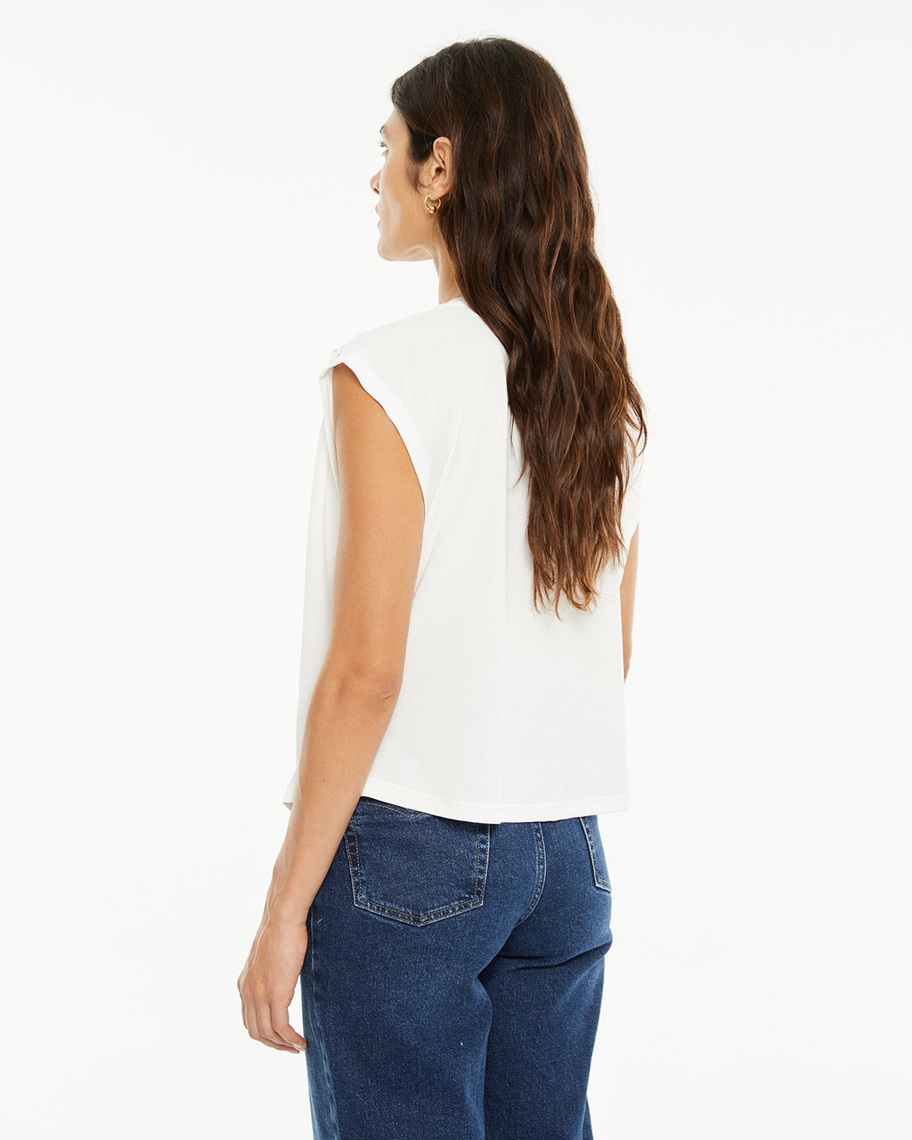 Camiseta pico con el detalle de enredos