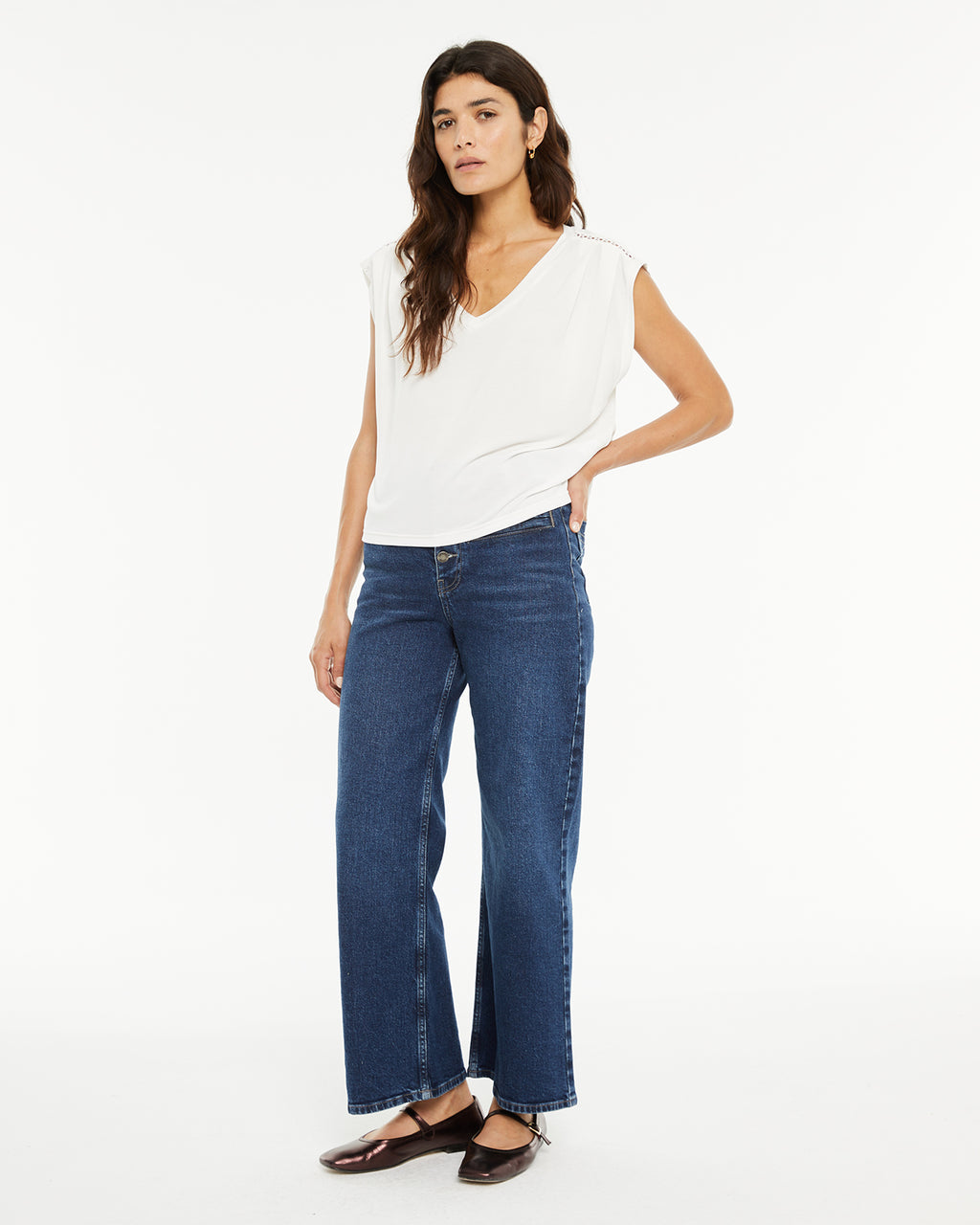 Camiseta pico con el detalle de enredos