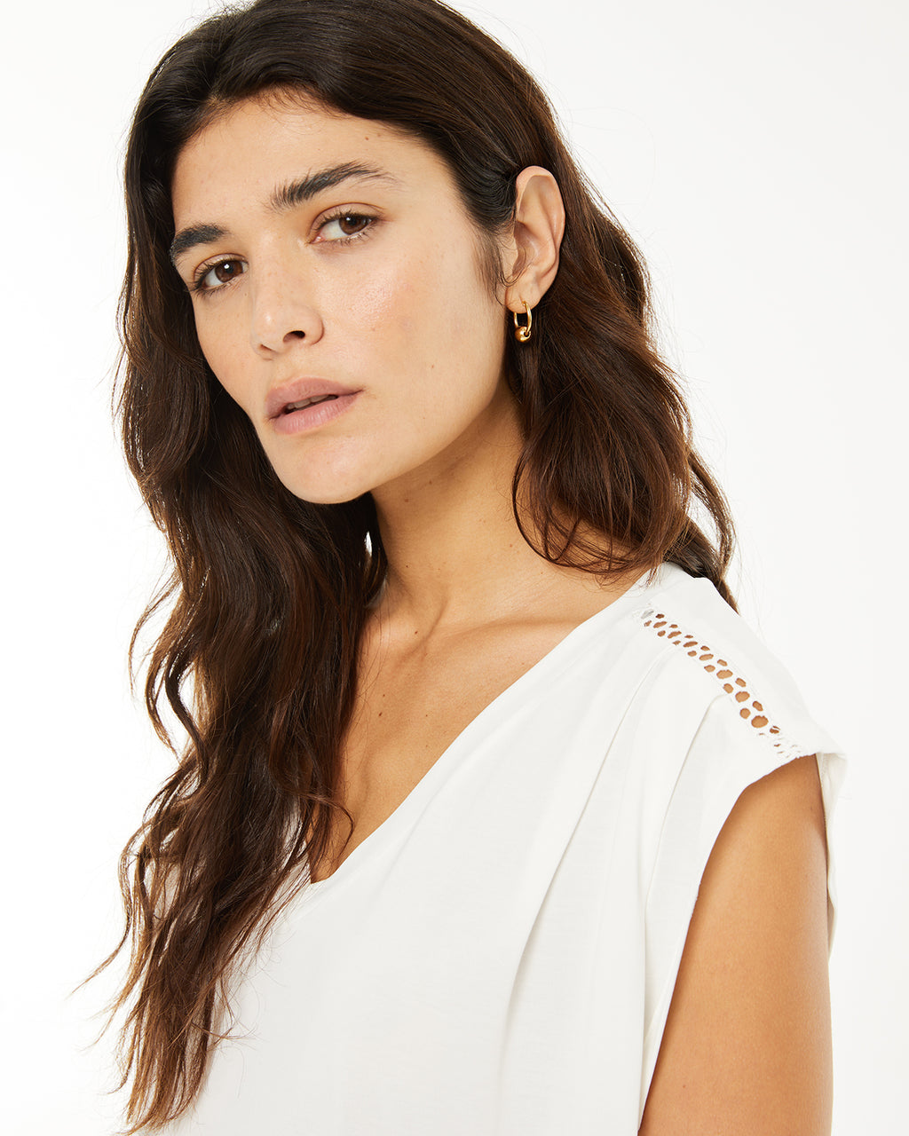 Camiseta pico con el detalle de enredos