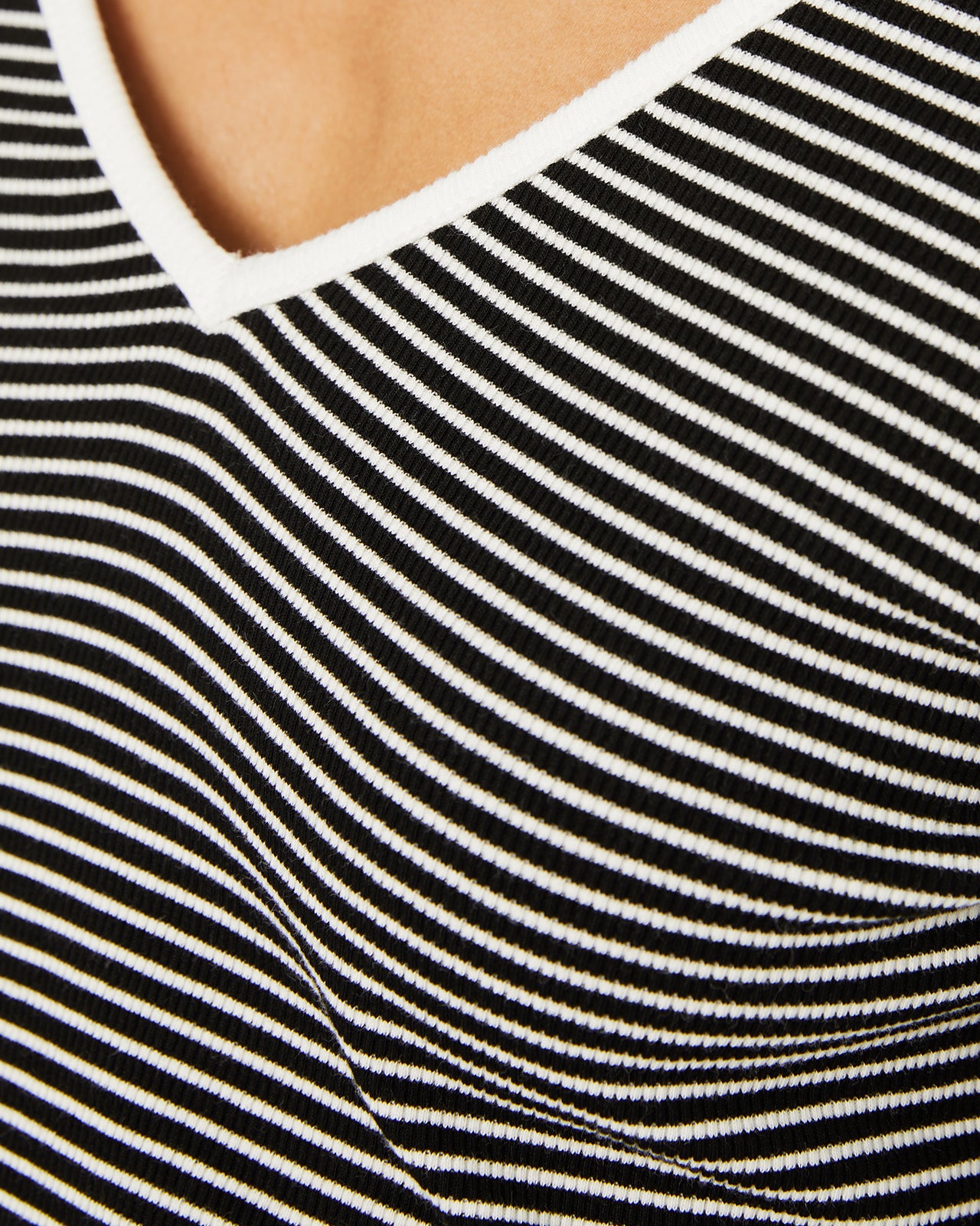 T-shirt rayé avec encolure contrastée