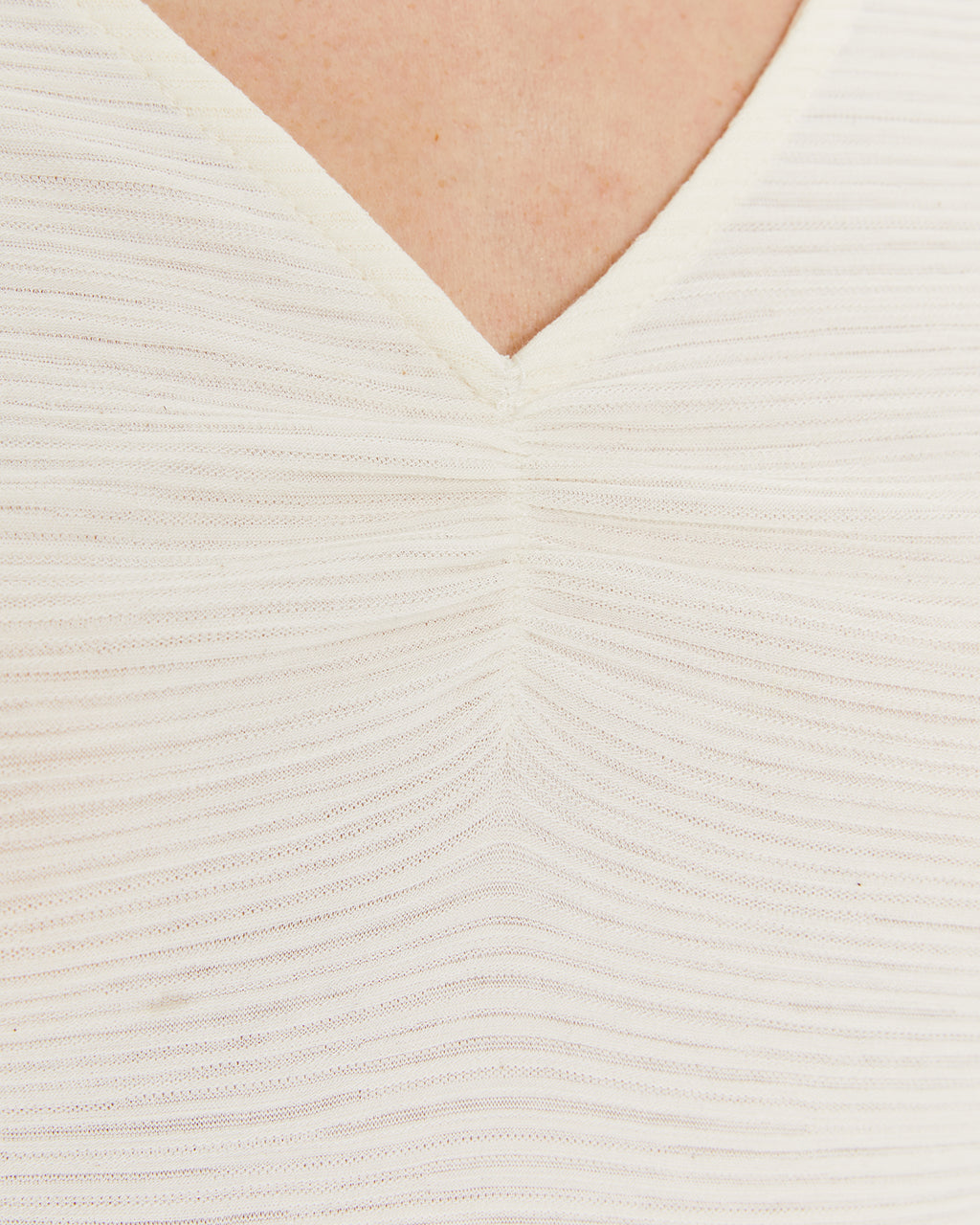 Camiseta escote pico con frunce