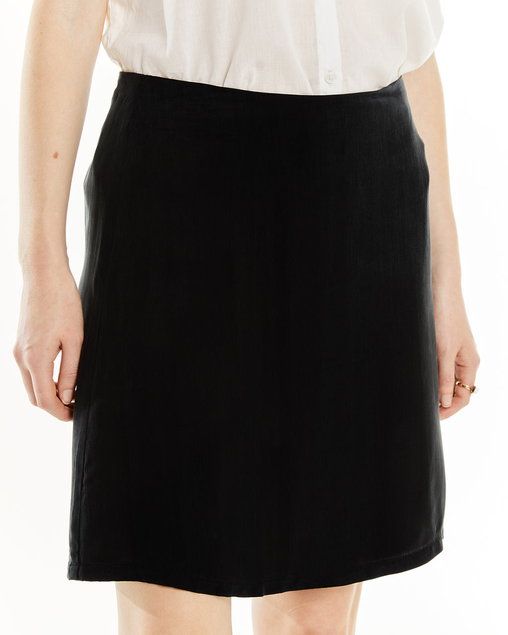 Falda corta con tejido de cupro