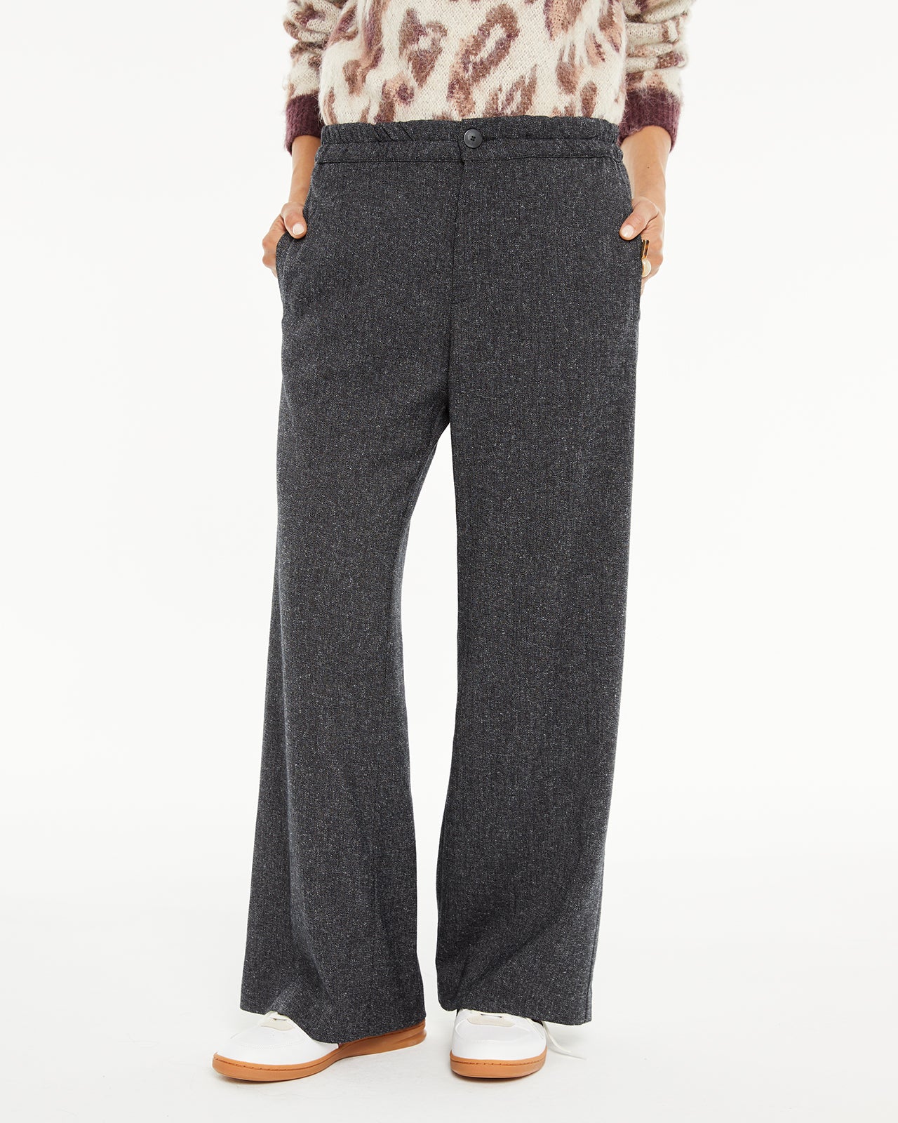 Wide-legged suit trousers