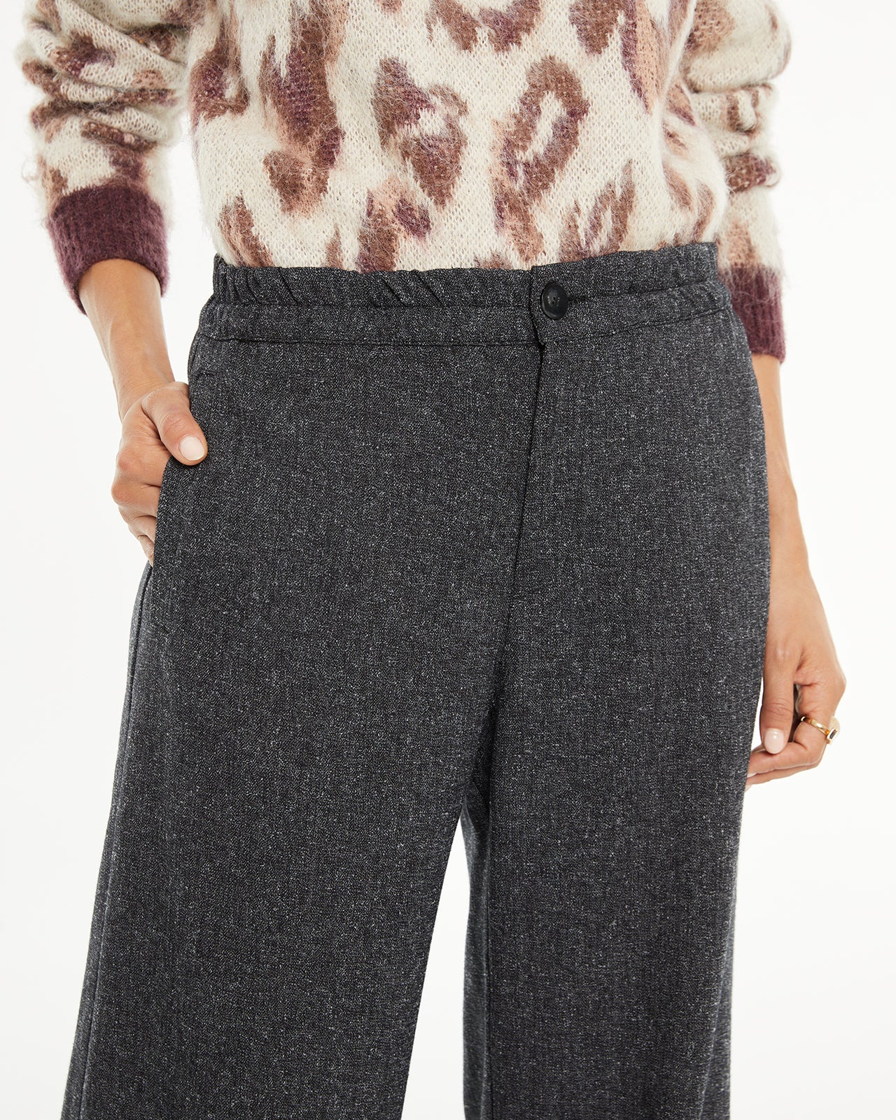 Wide-legged suit trousers