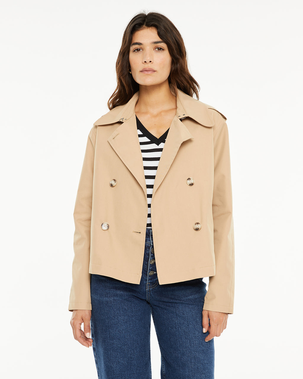 Trench corto con botones