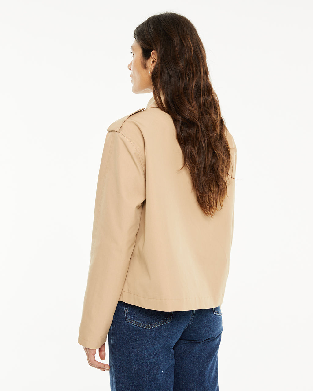 Trench corto con botones