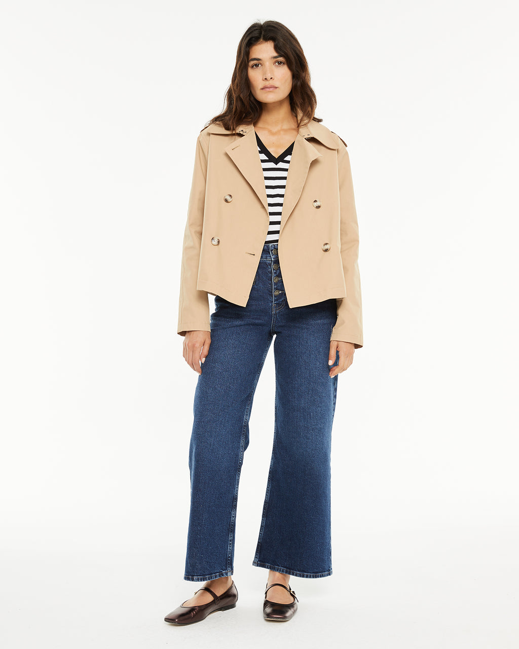 Trench corto con botones