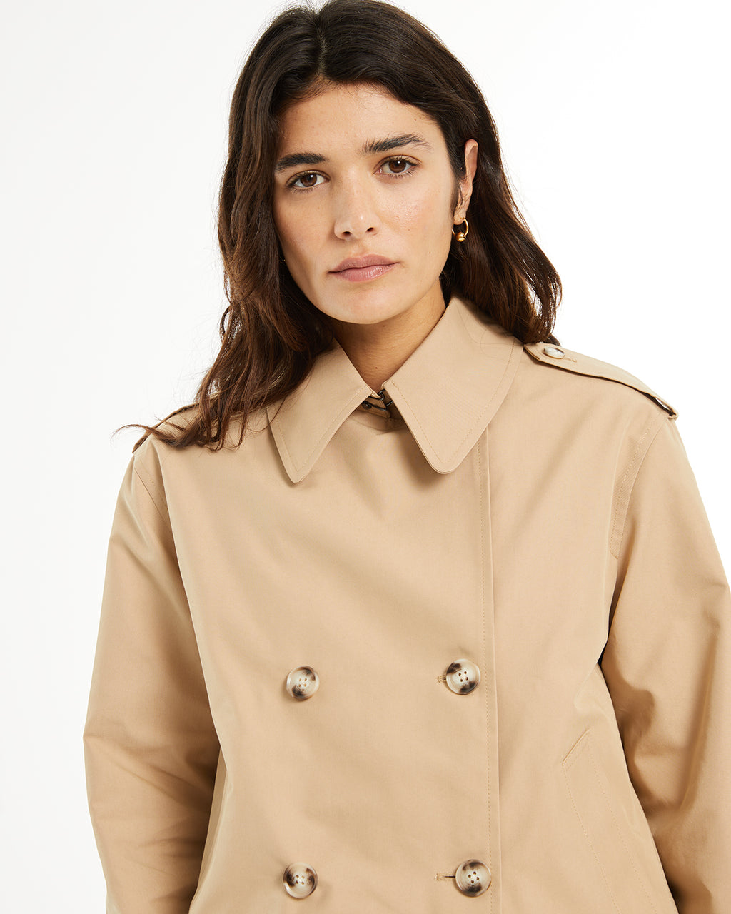 Trench corto con botones