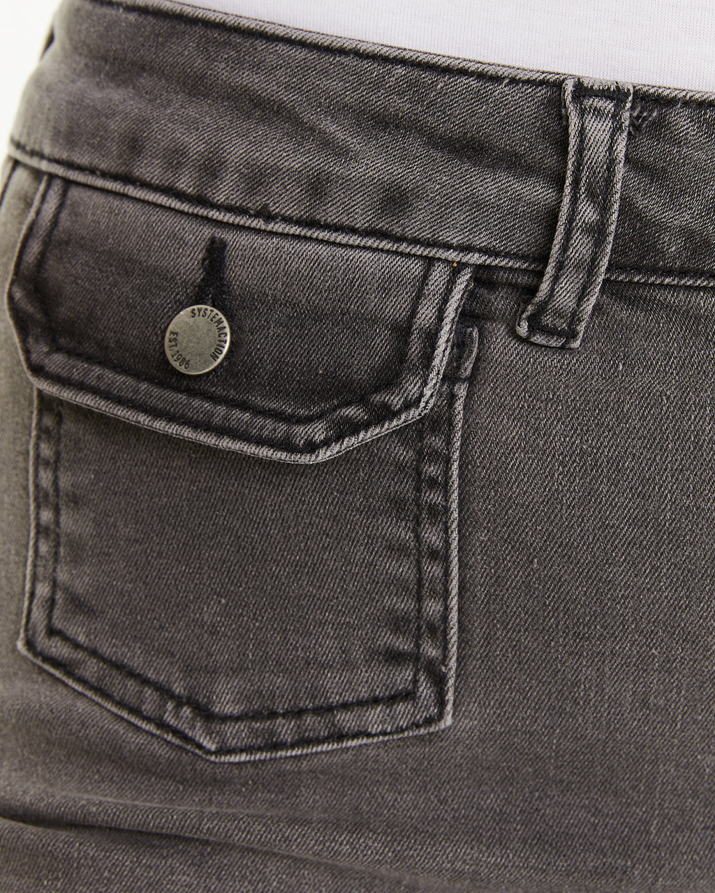 Pantalón denim bolsillos plastrón