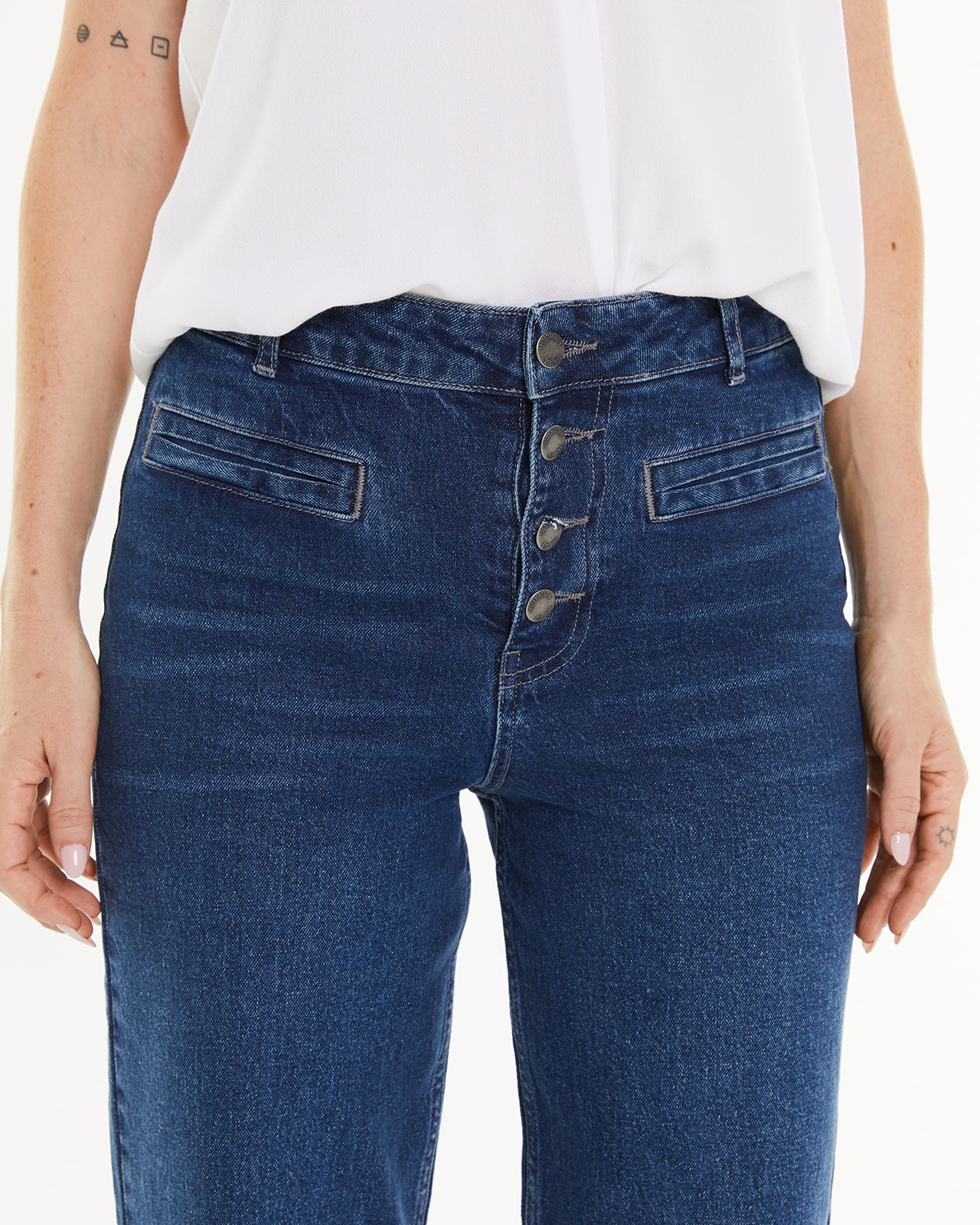 Pantalón ancho con bolsillos tipo vivo