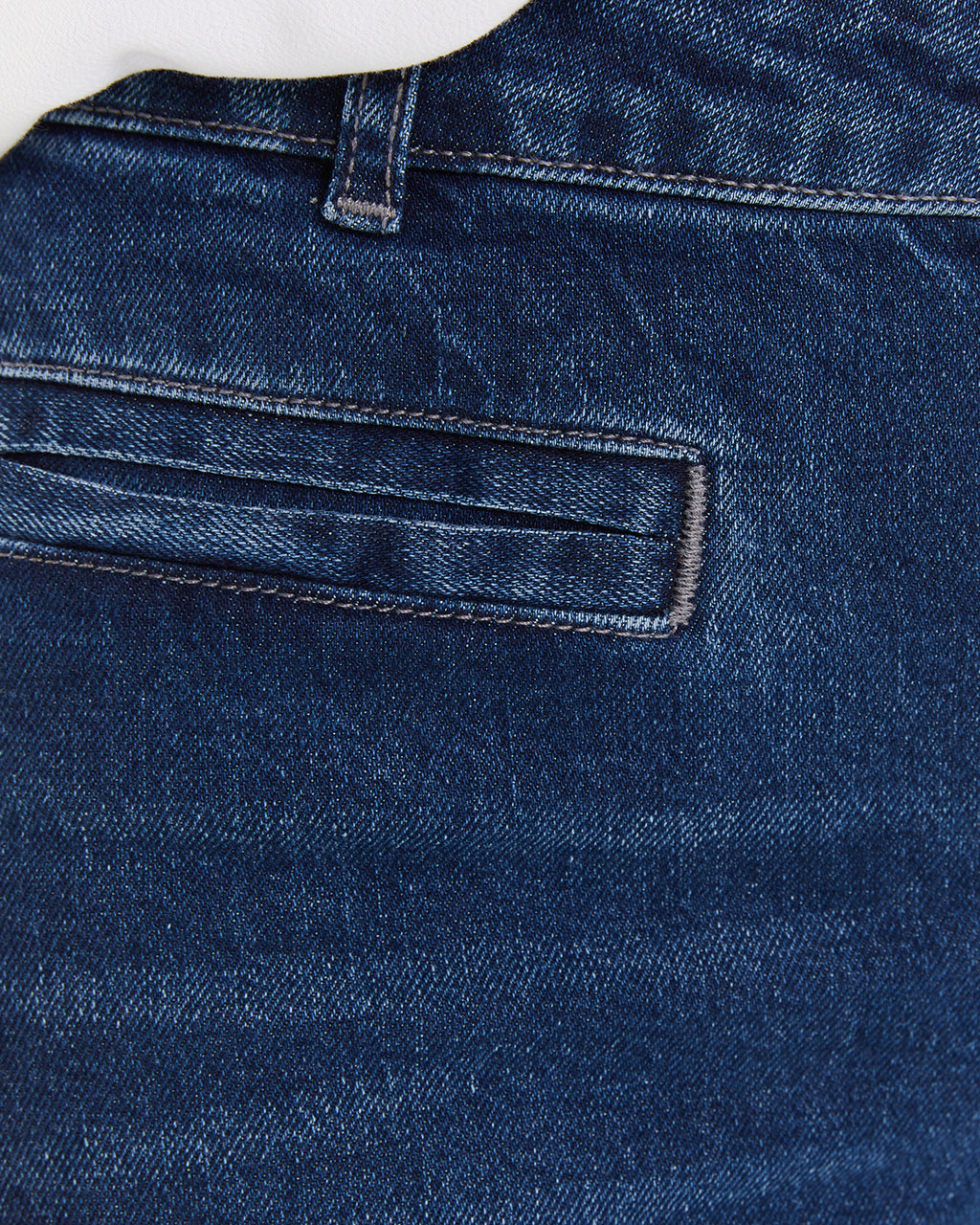 Pantalón ancho con bolsillos tipo vivo