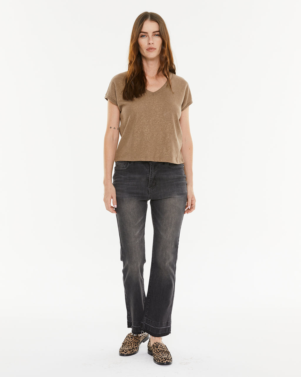 Pantalón denim flare detalle en el inferior