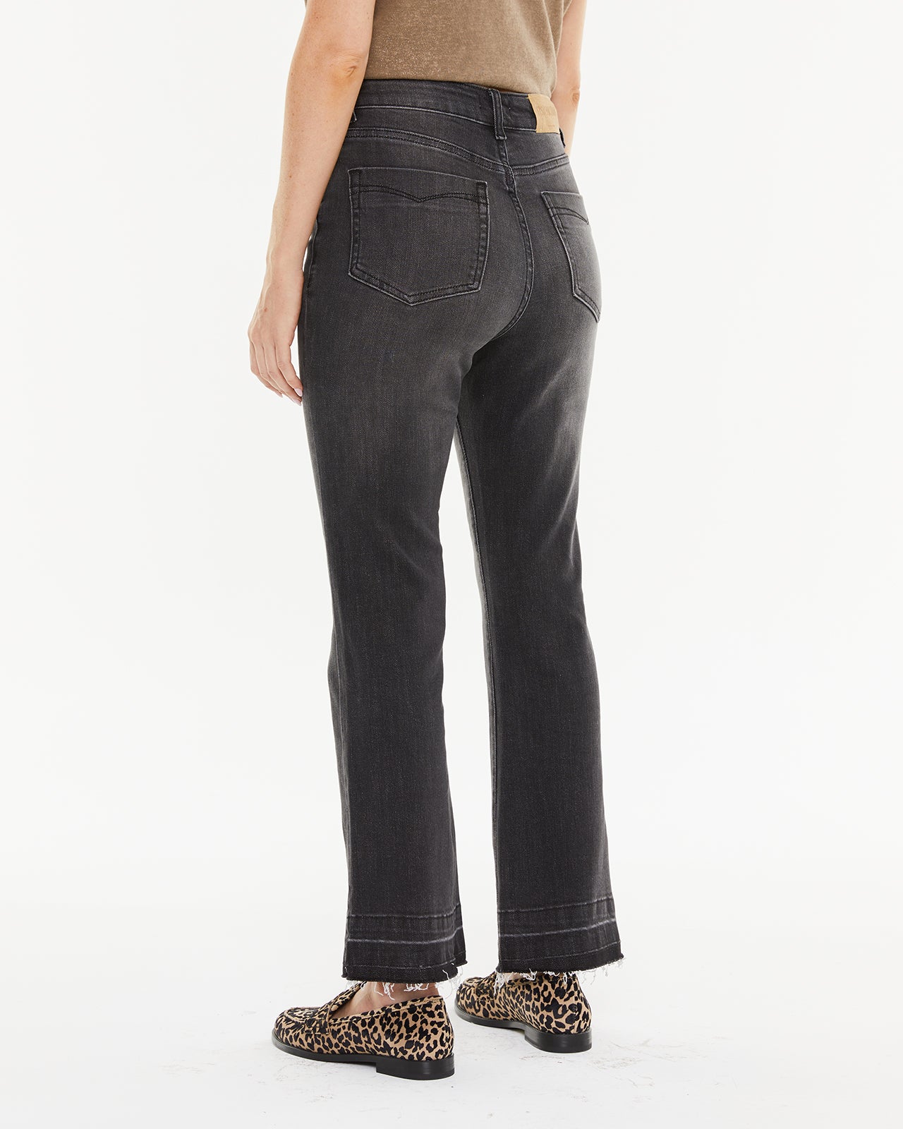 Pantalón denim flare detalle en el inferior