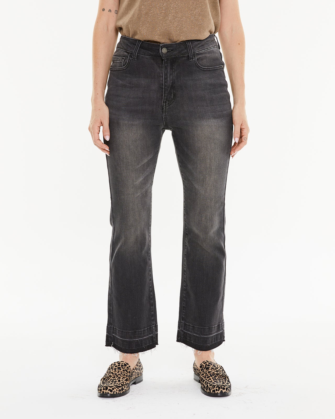 Pantalón denim flare detalle en el inferior