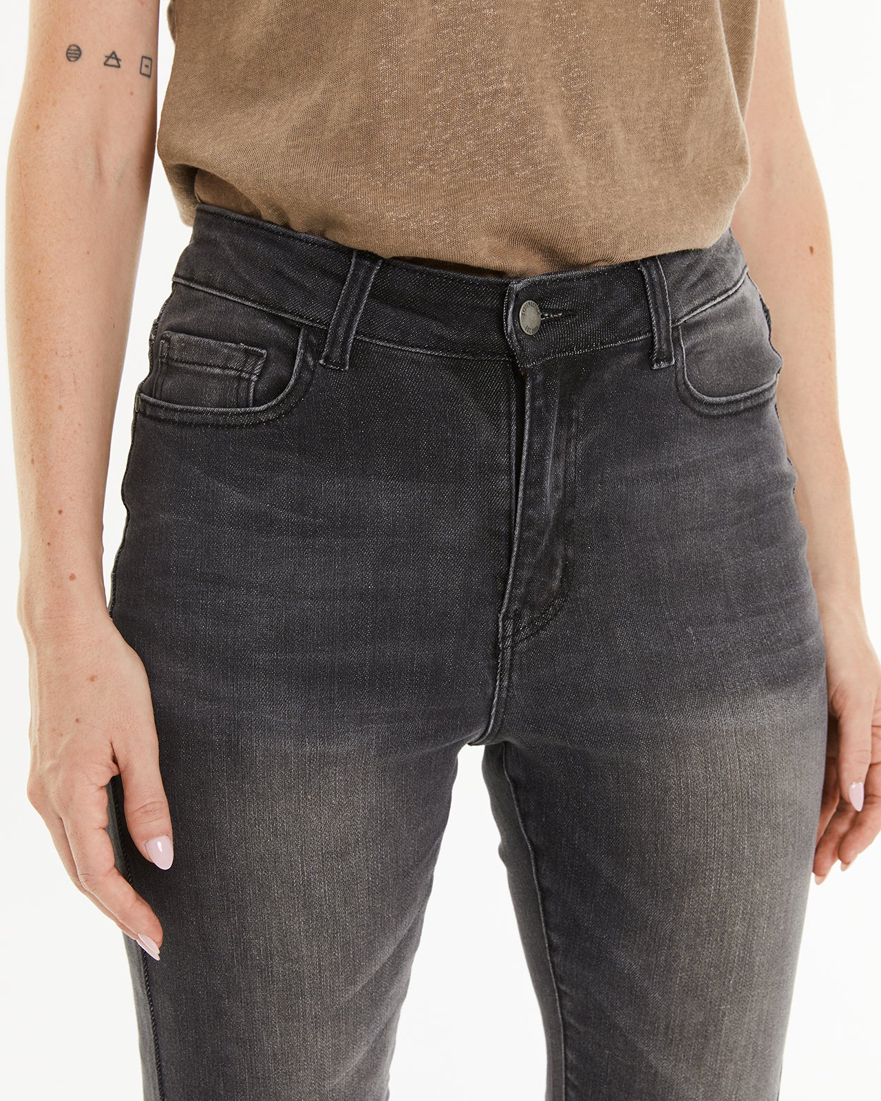 Pantalón denim flare detalle en el inferior