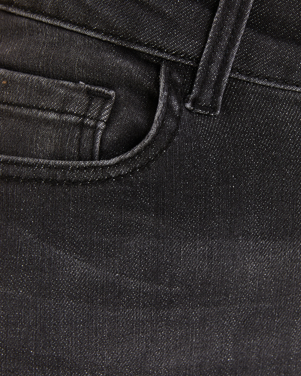 Pantalón denim flare detalle en el inferior