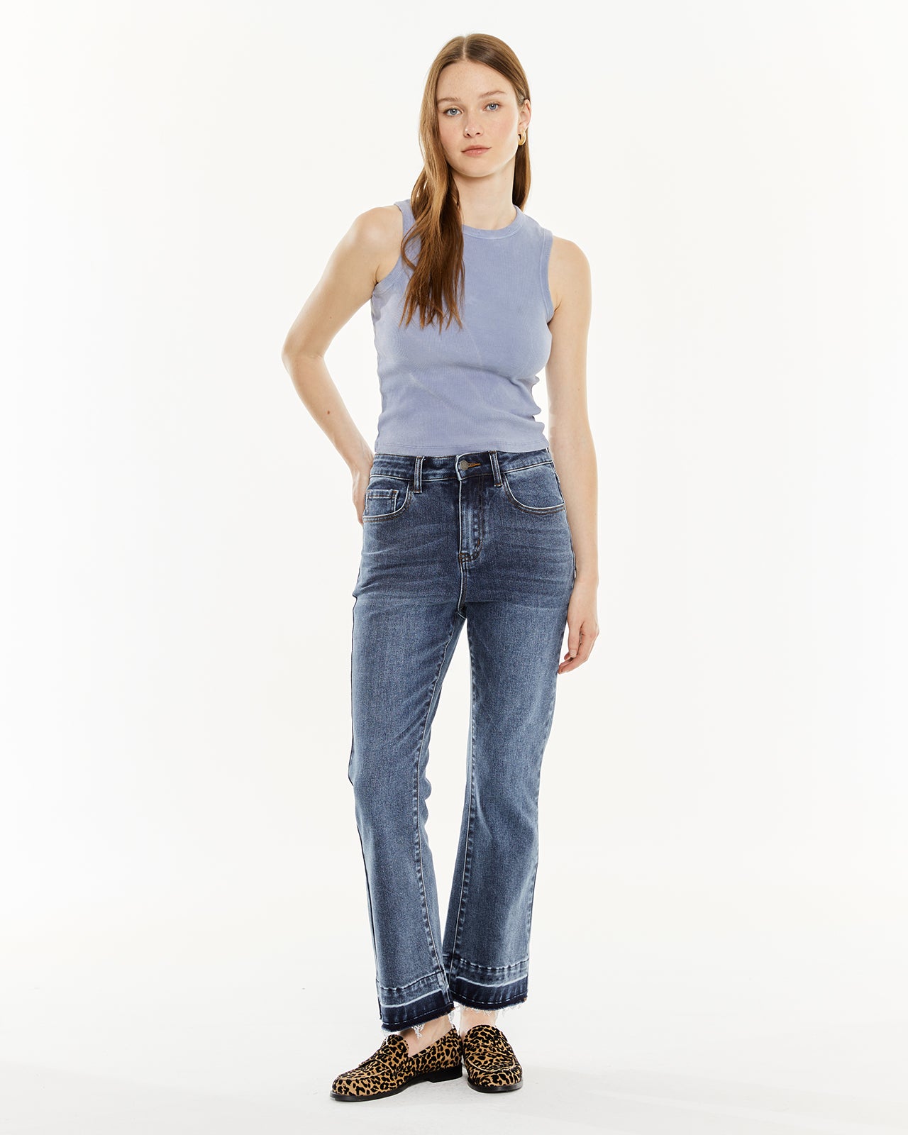 Pantalón denim flare detalle en el inferior