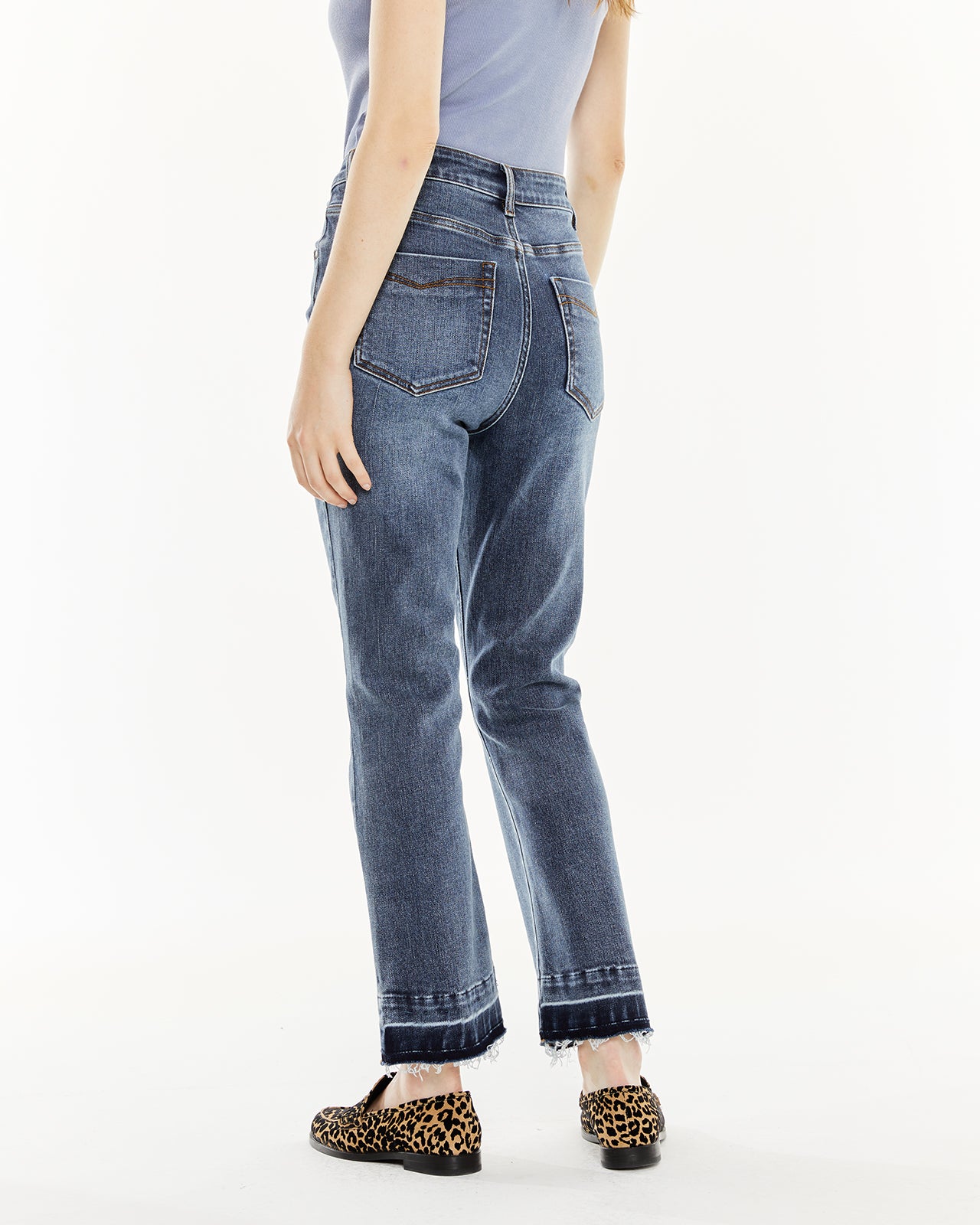 Pantalón denim flare detalle en el inferior