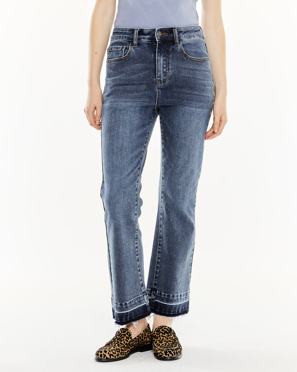 Pantalón denim flare detalle en el inferior