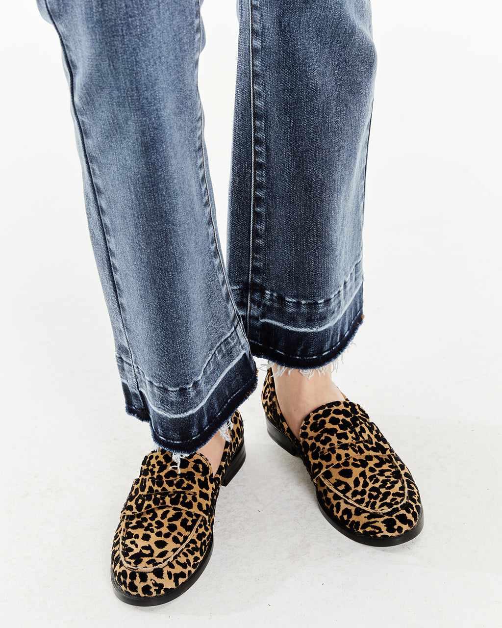 Pantalón denim flare detalle en el inferior