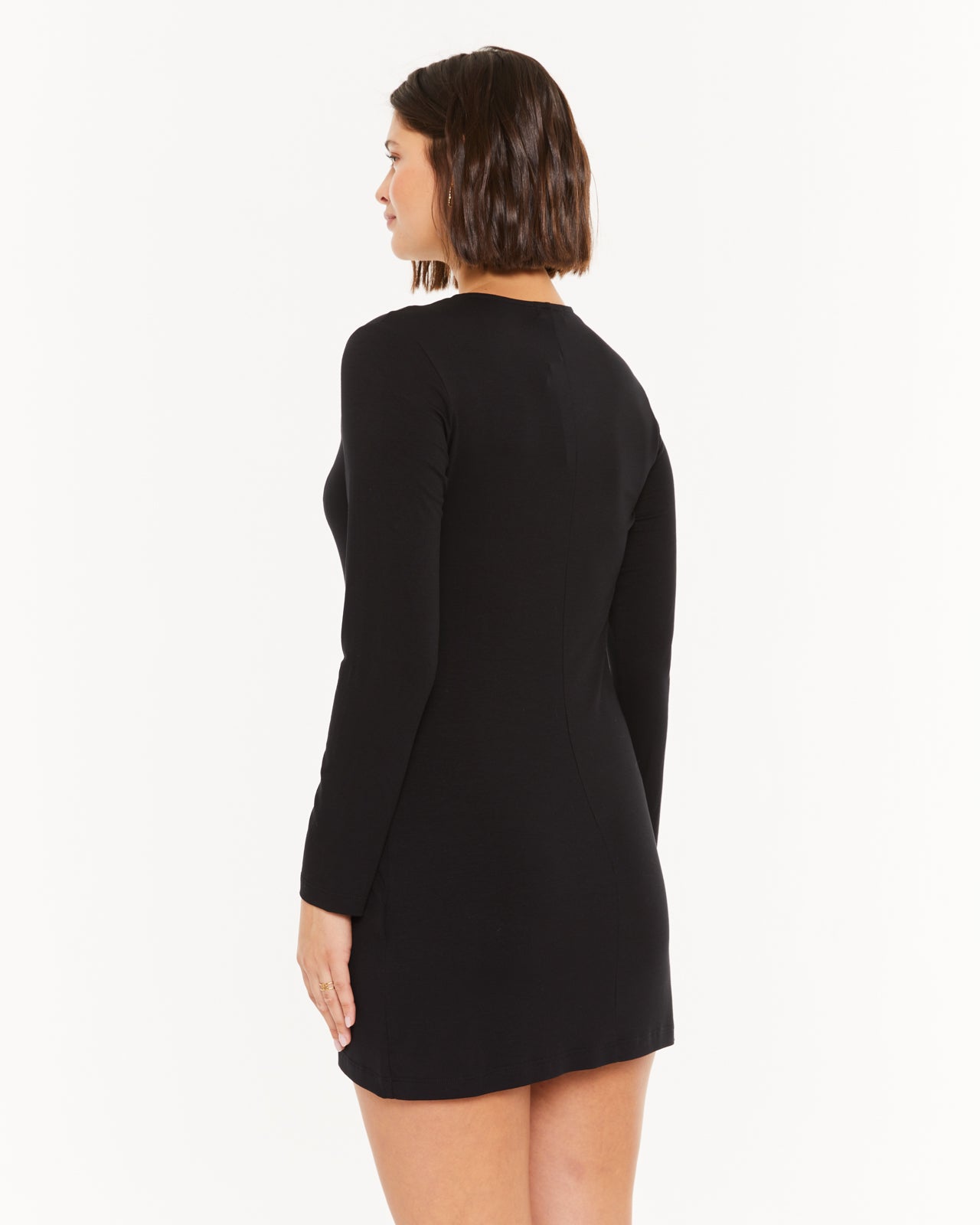 Robe courte fendue sur les côtés et fendue à l'ourlet