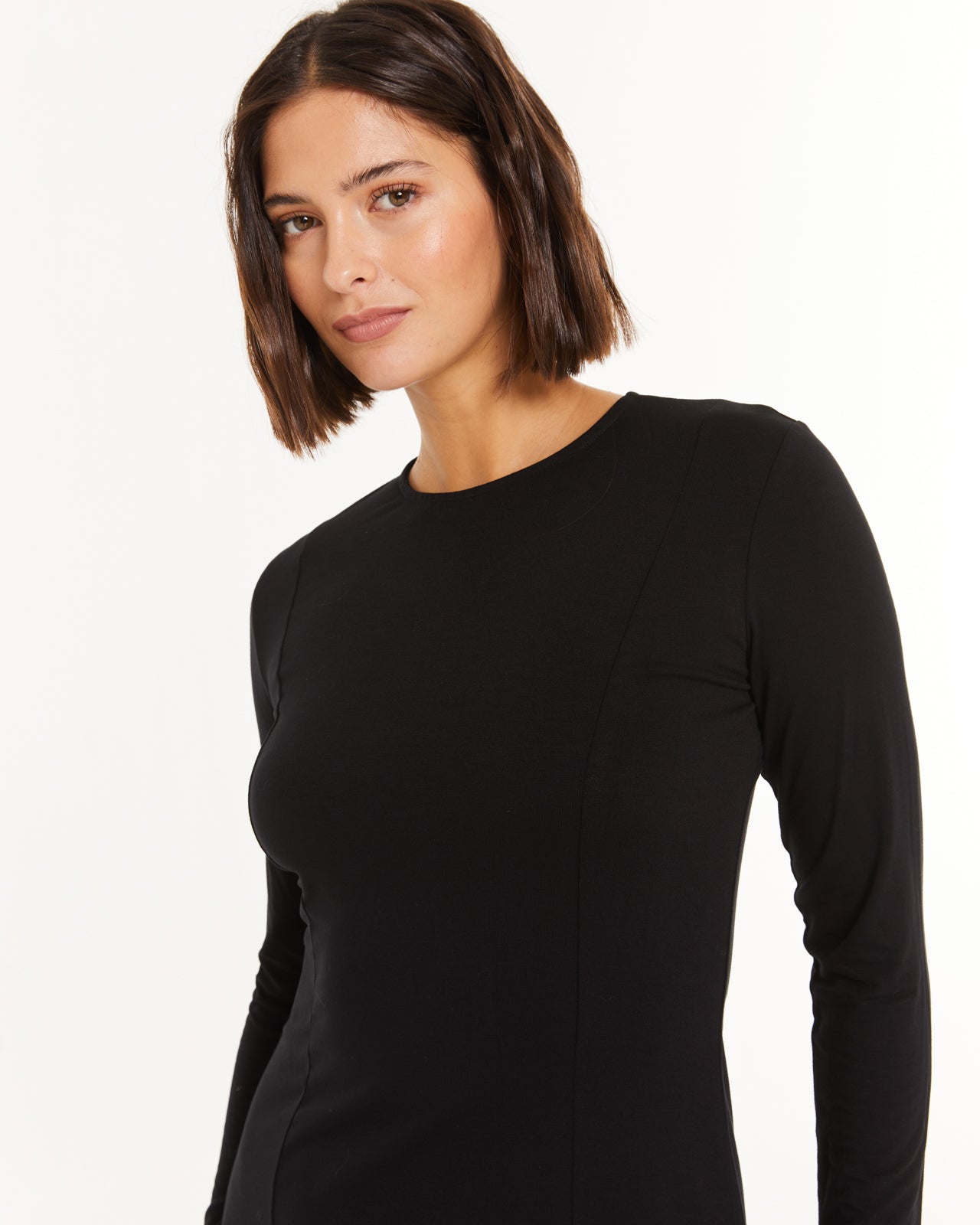 Robe courte fendue sur les côtés et fendue à l'ourlet