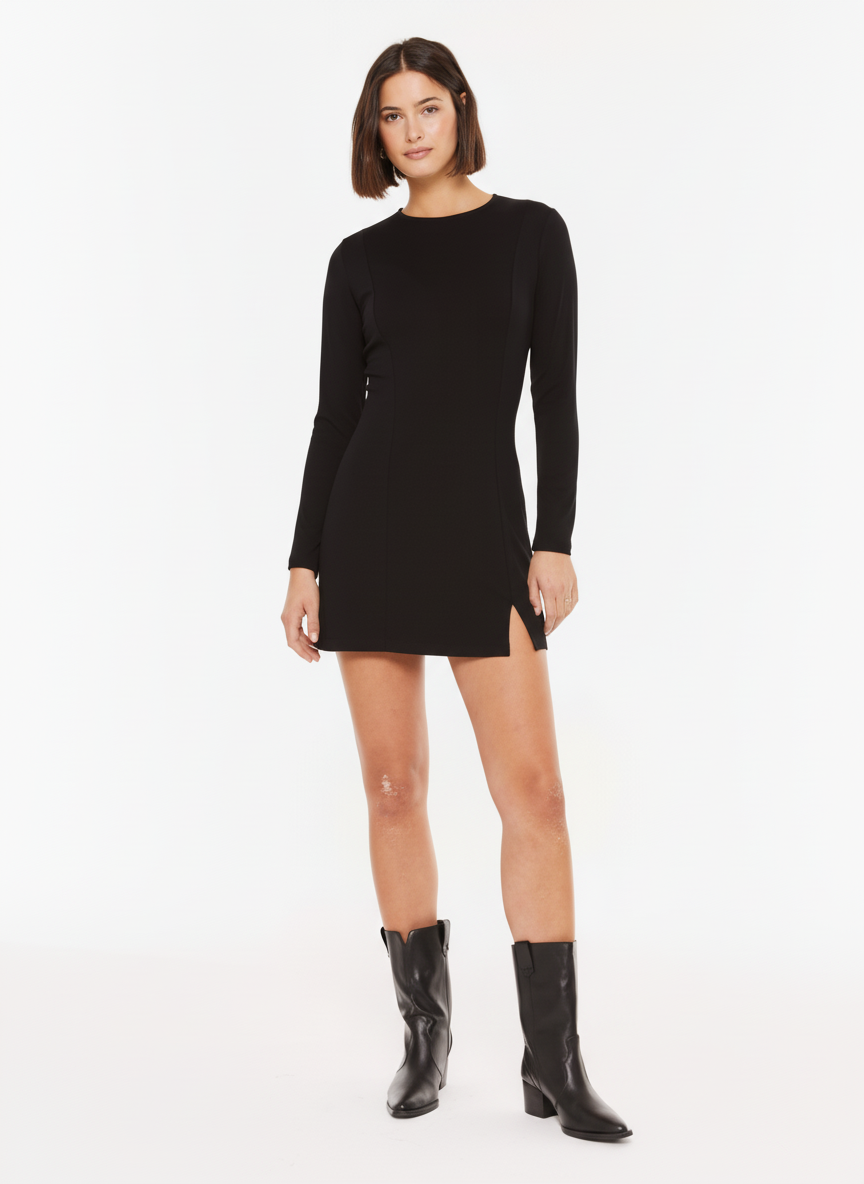 Robe courte fendue sur les côtés et fendue à l'ourlet