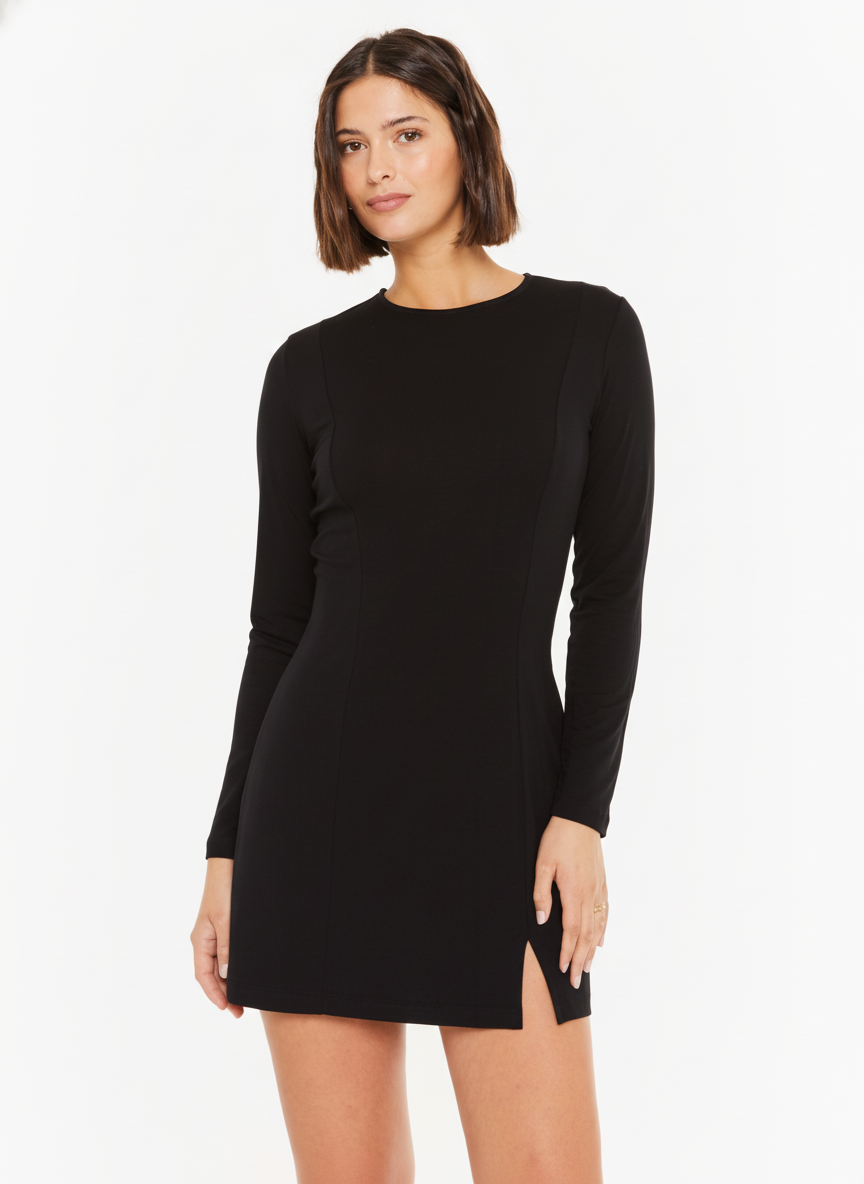 Robe courte fendue sur les côtés et fendue à l'ourlet