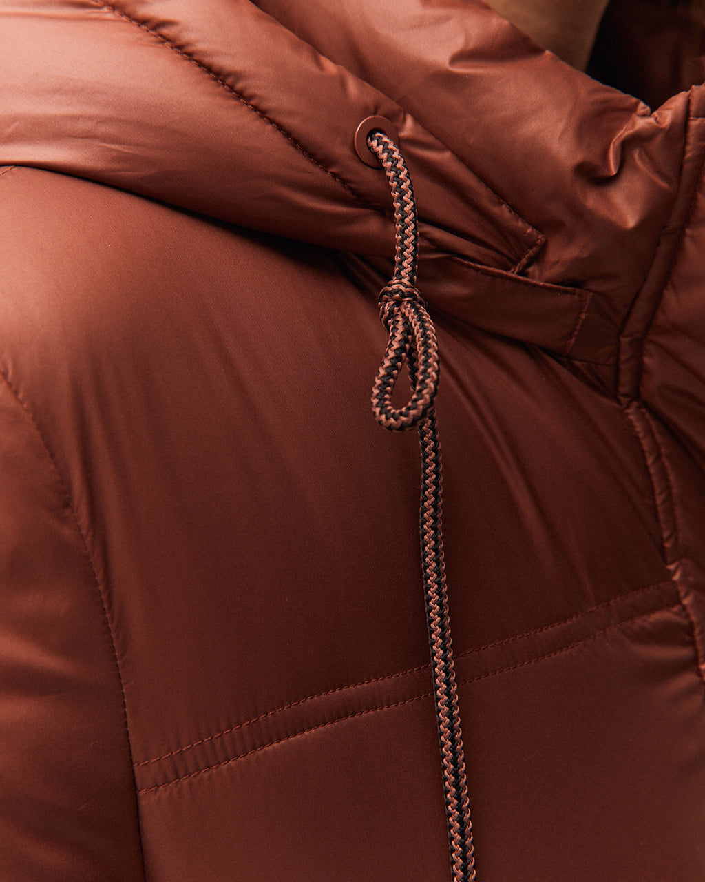 Anorak largo con capucha