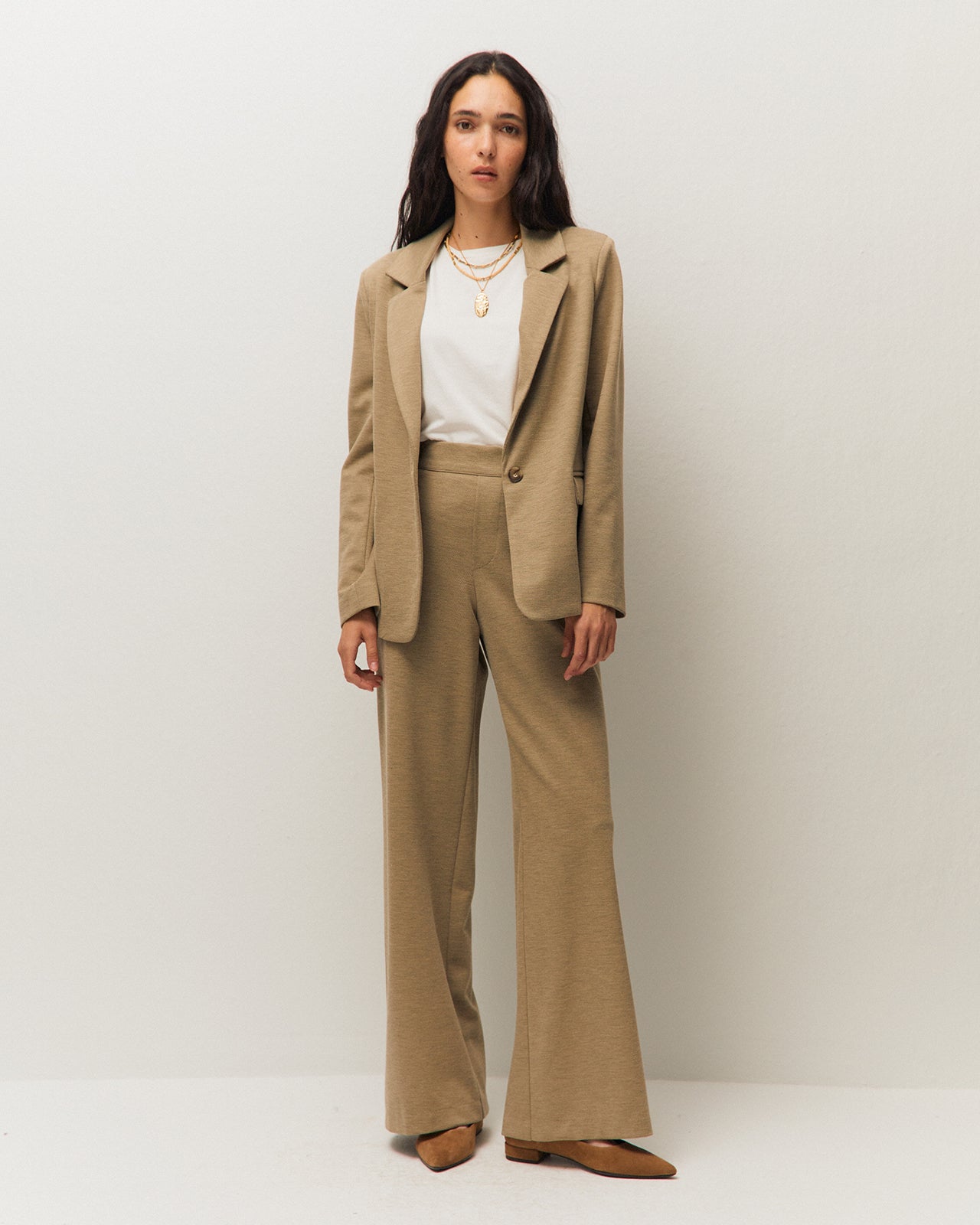 Americana beige confort con raya diagonal, vista delantera