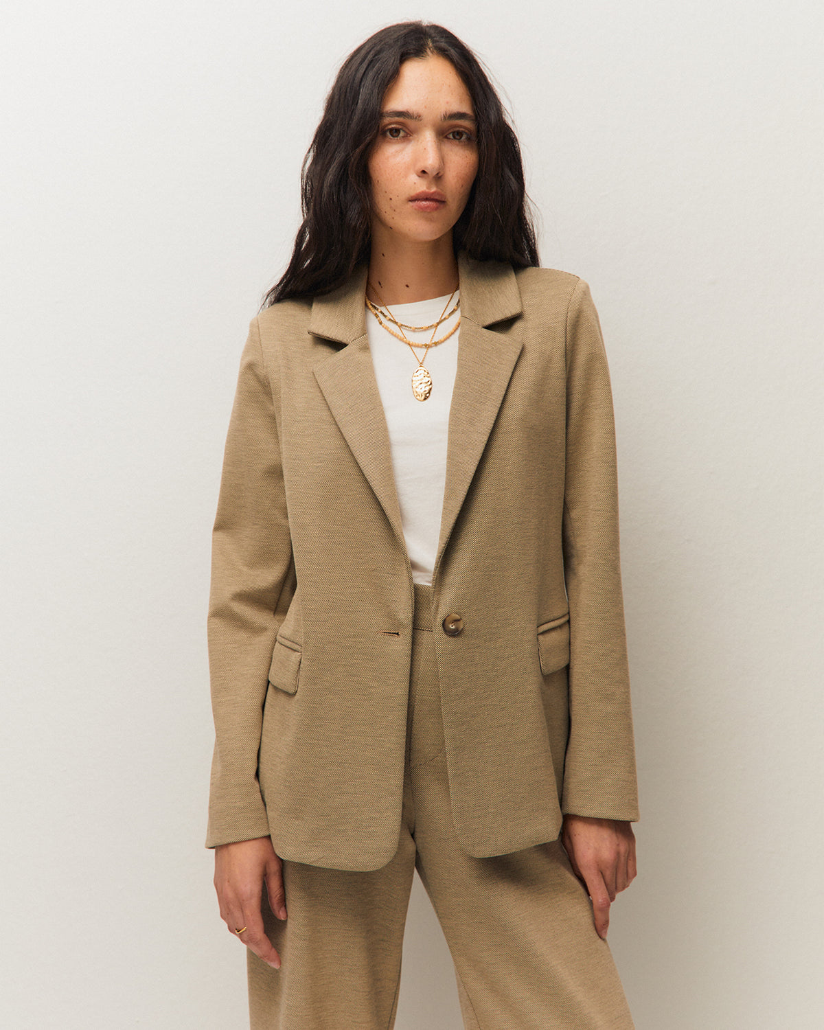 Americana beige confort con raya diagonal, vista trasera