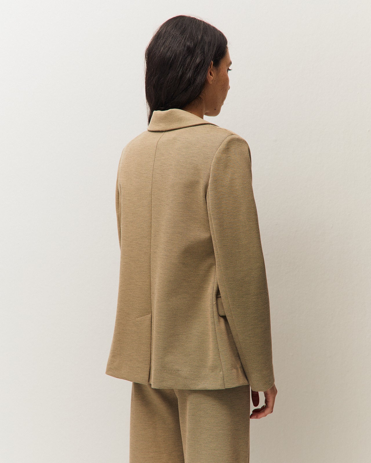 Americana beige confort con raya diagonal, vista general