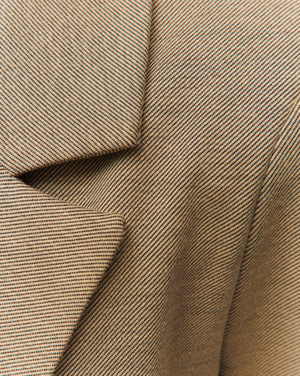 Americana beige confort con raya diagonal, detalle del tejido