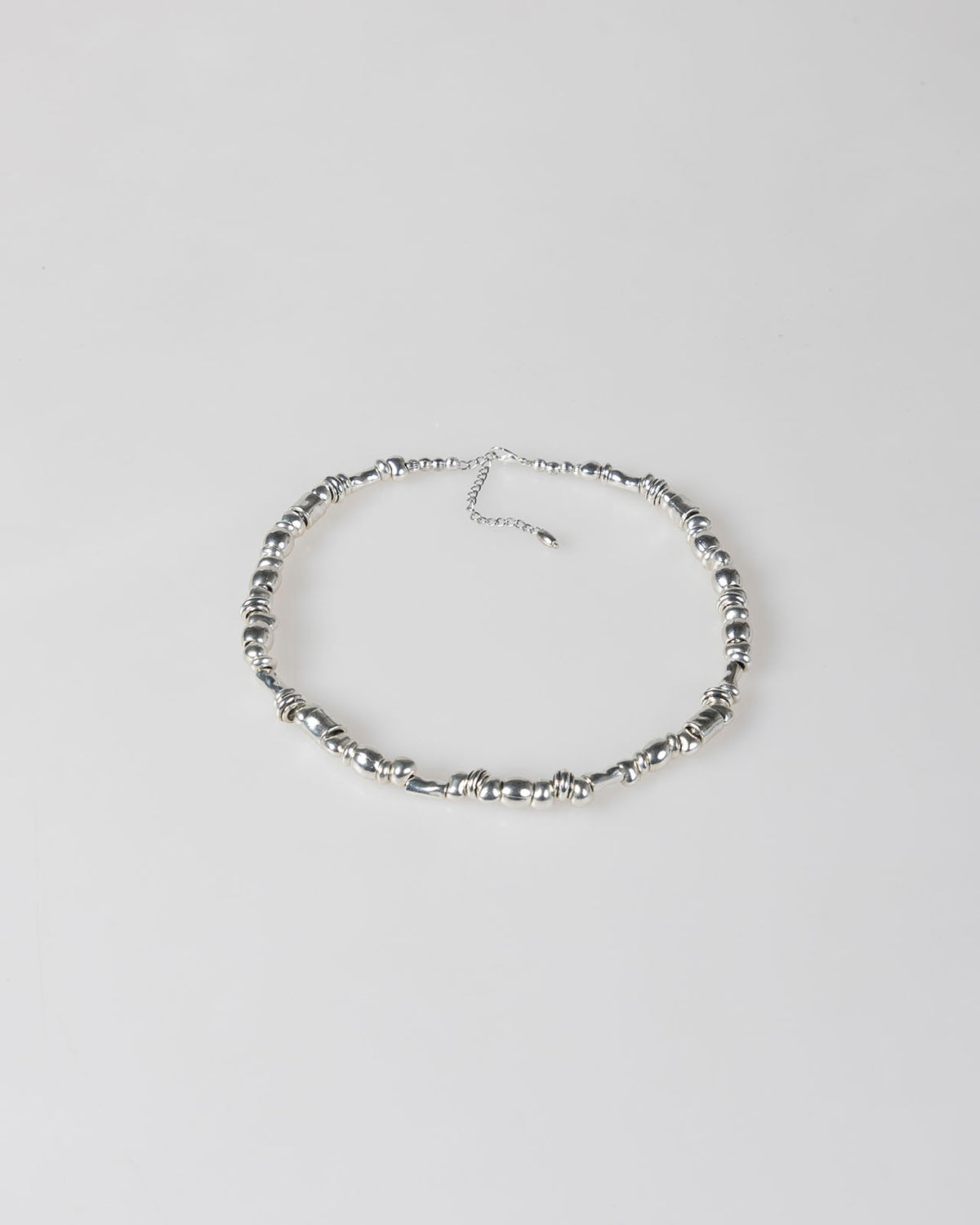 Collar de piedras plateadas