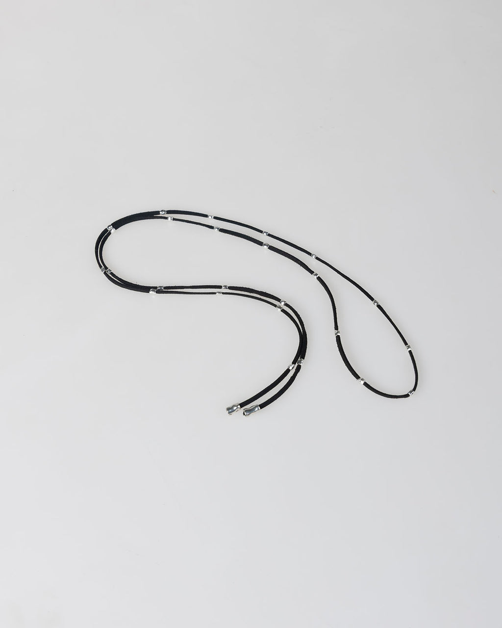 Collar de cordón con abalorios