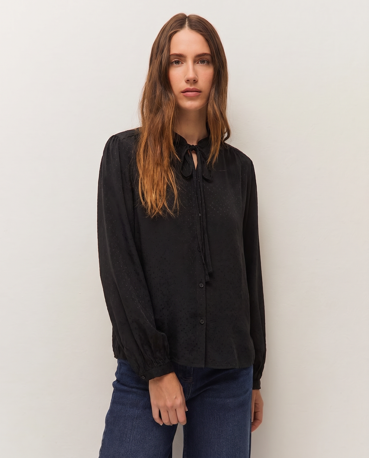 Camisa escote mao Detalle de lazo.