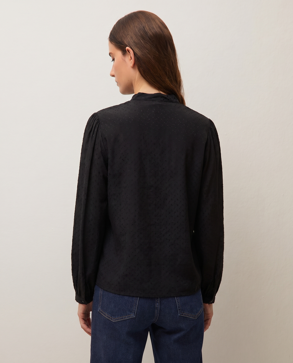 Camisa escote mao Detalle de lazo.