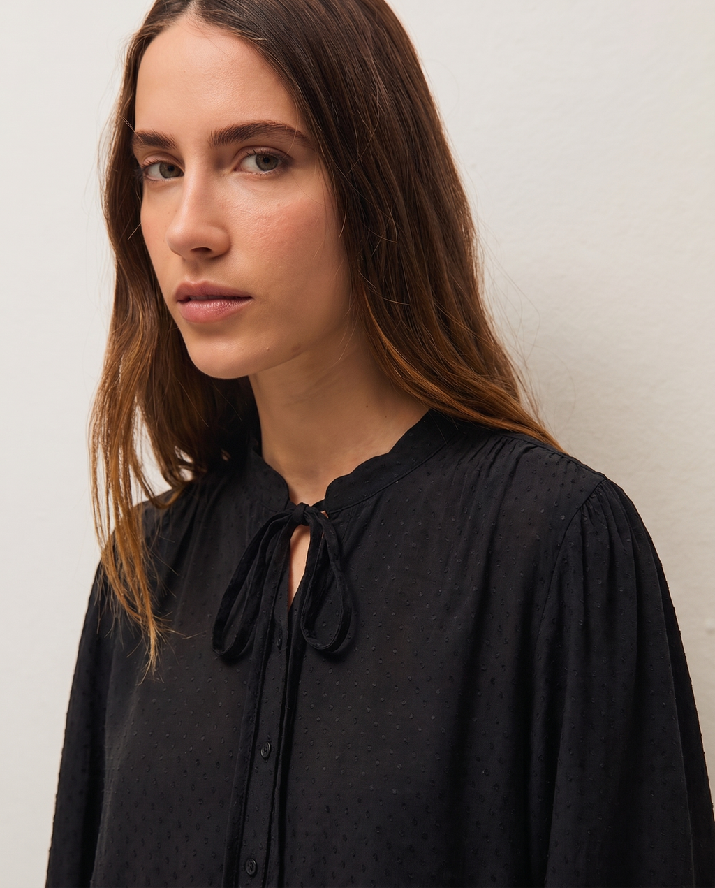 Camisa escote mao Detalle de lazo.