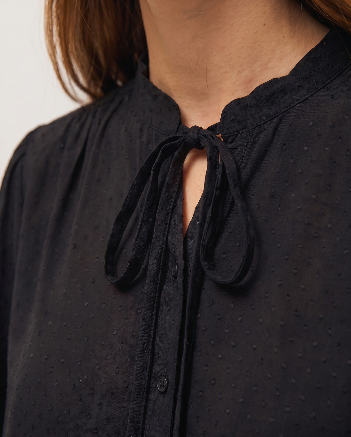Camisa escote mao Detalle de lazo.