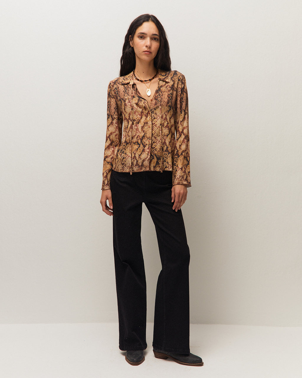 Camisa con estampado de serpiente