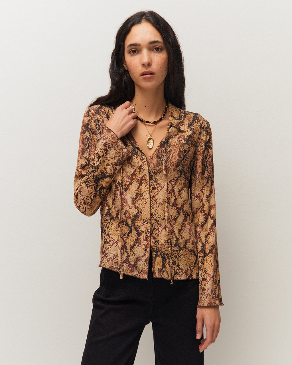 Camisa con estampado de serpiente