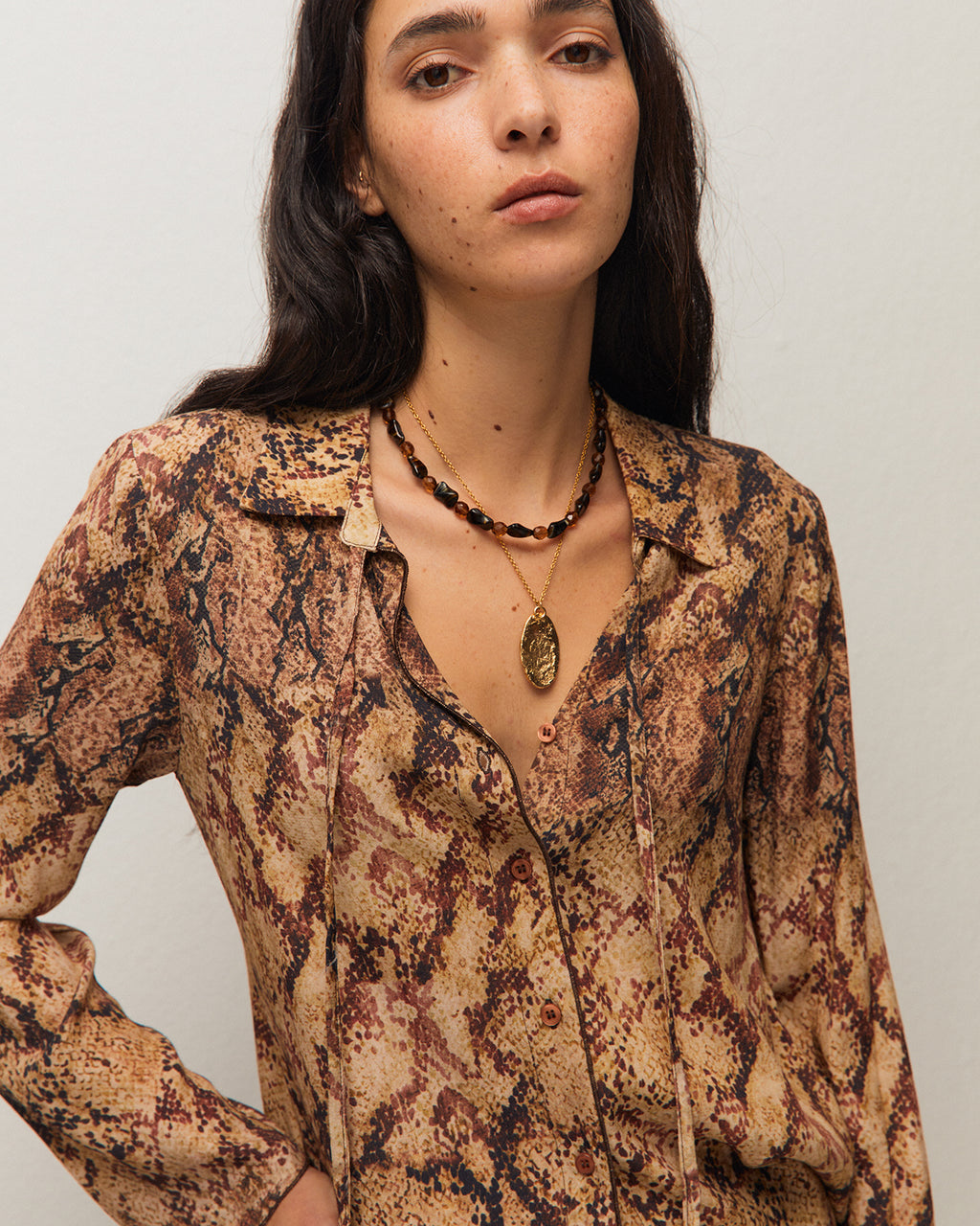 Camisa con estampado de serpiente