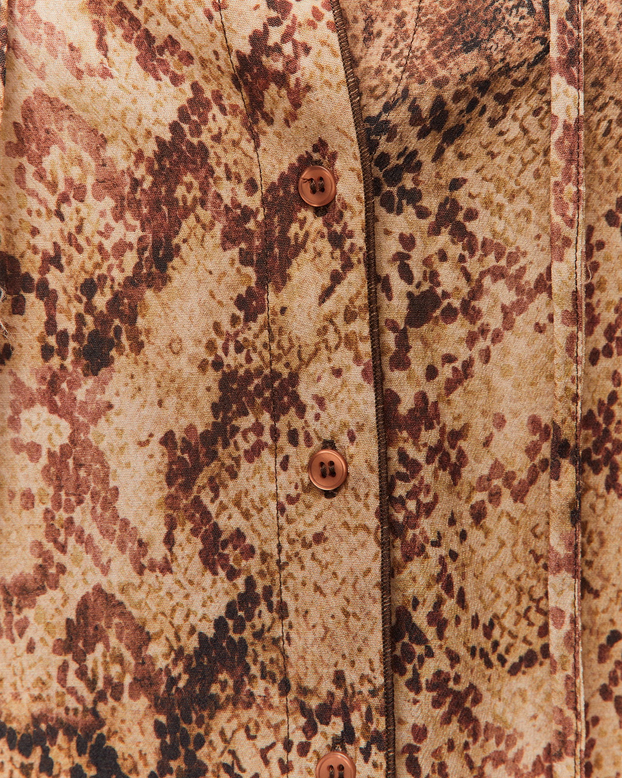 Camisa con estampado de serpiente