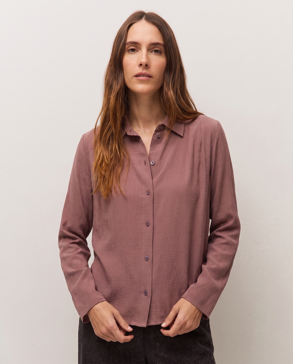 Camisa con detalle de costura en el hombro