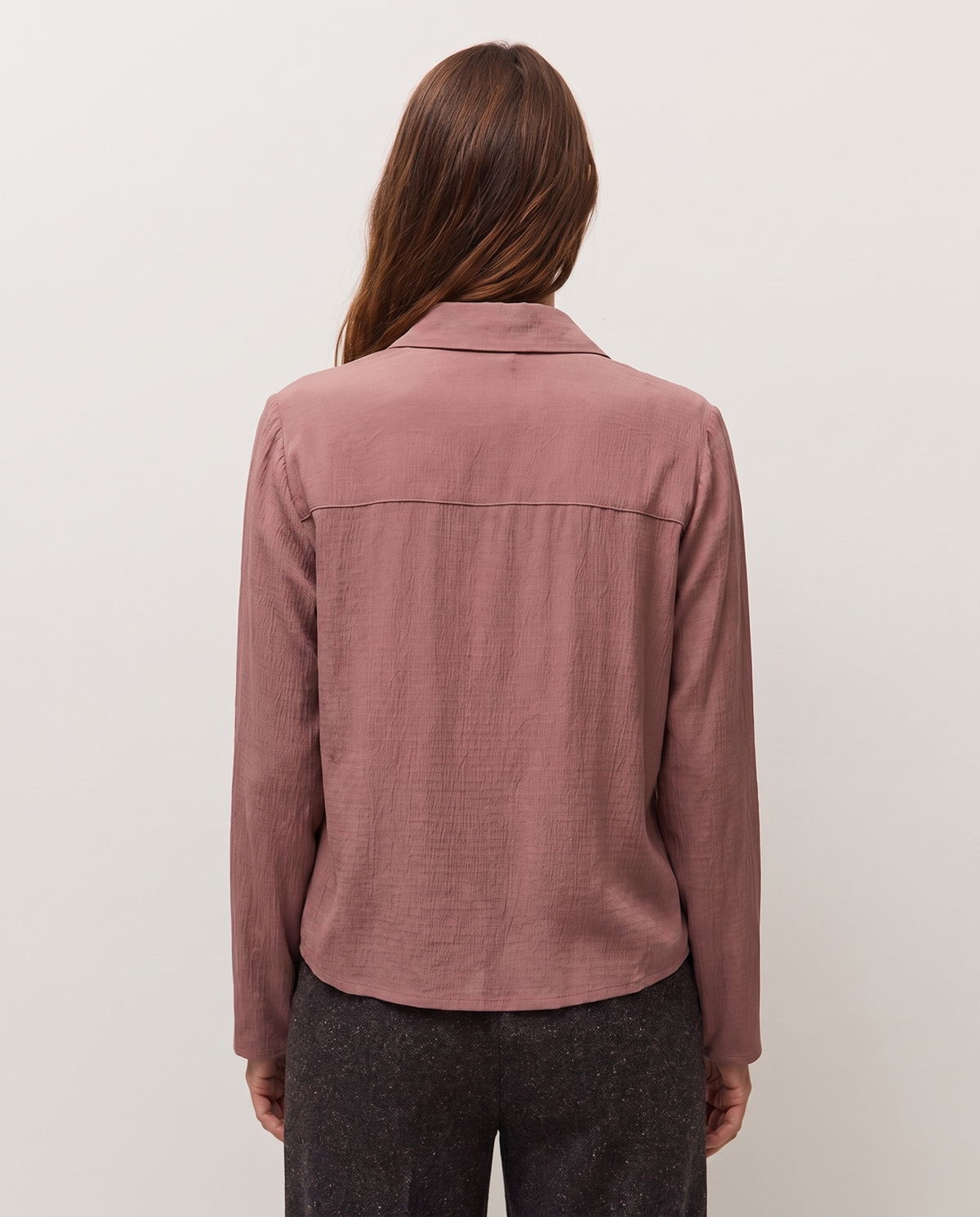 Camisa con detalle de costura en el hombro