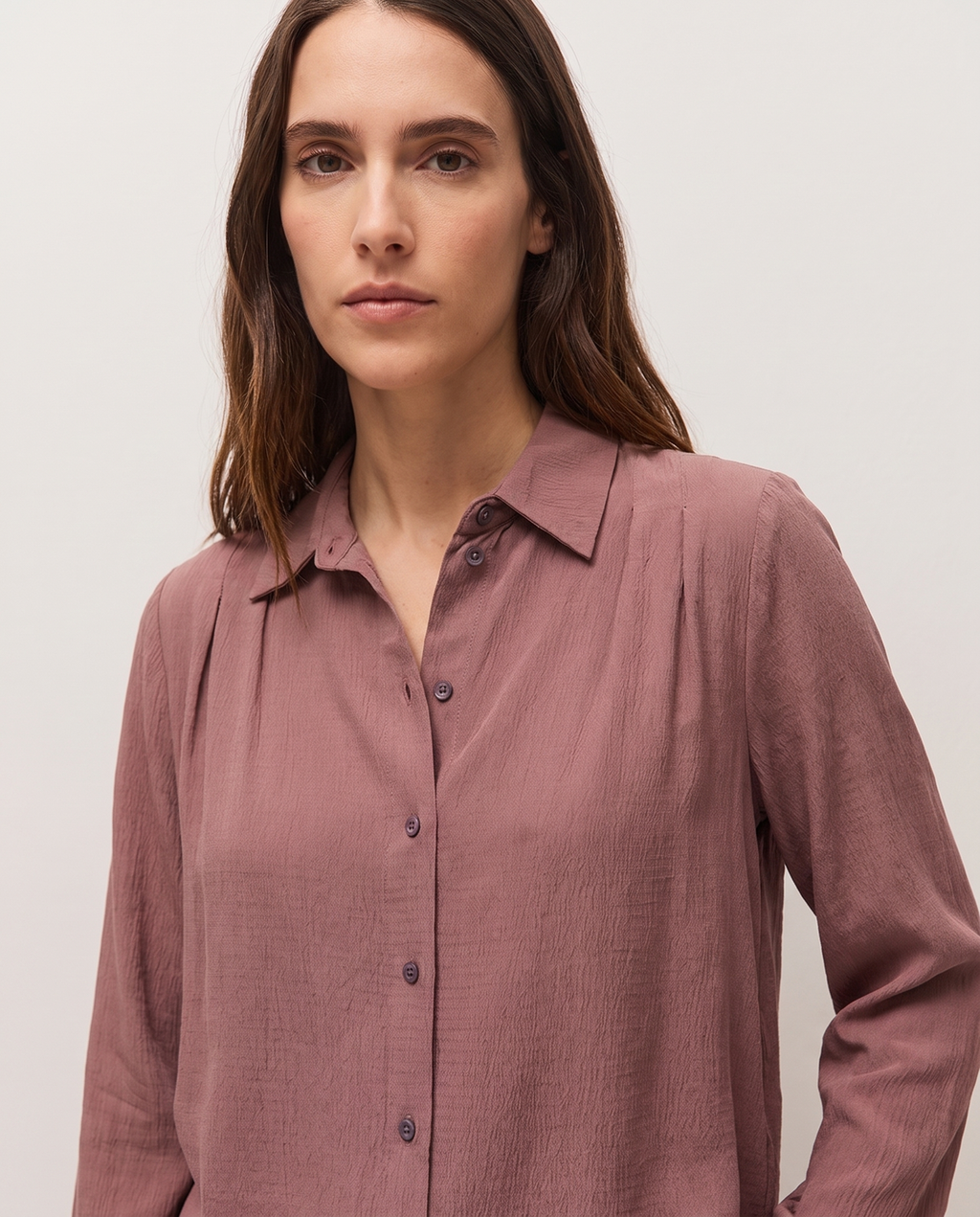 Camisa con detalle de costura en el hombro