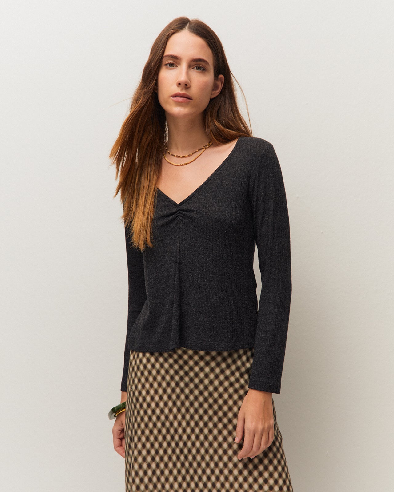 Camiseta de canalé con frunce en escote