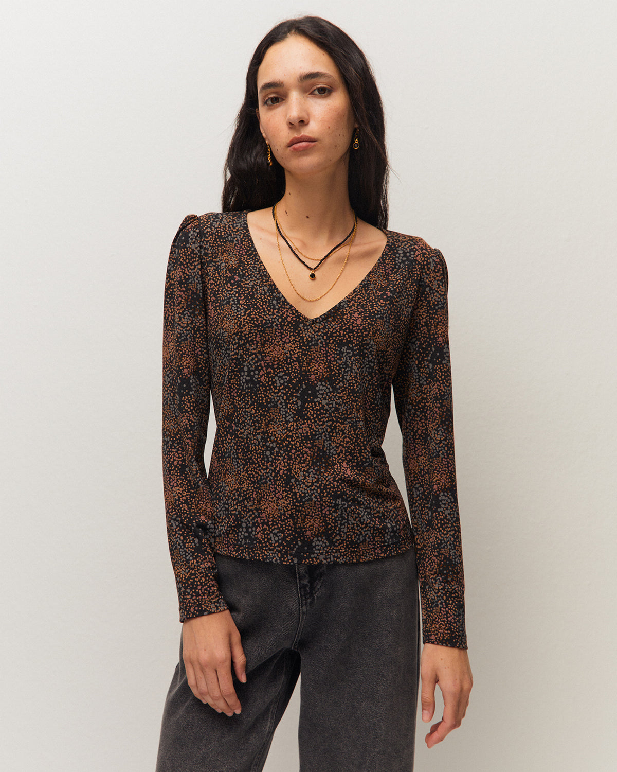 Camiseta cuello pico con un micro estampado