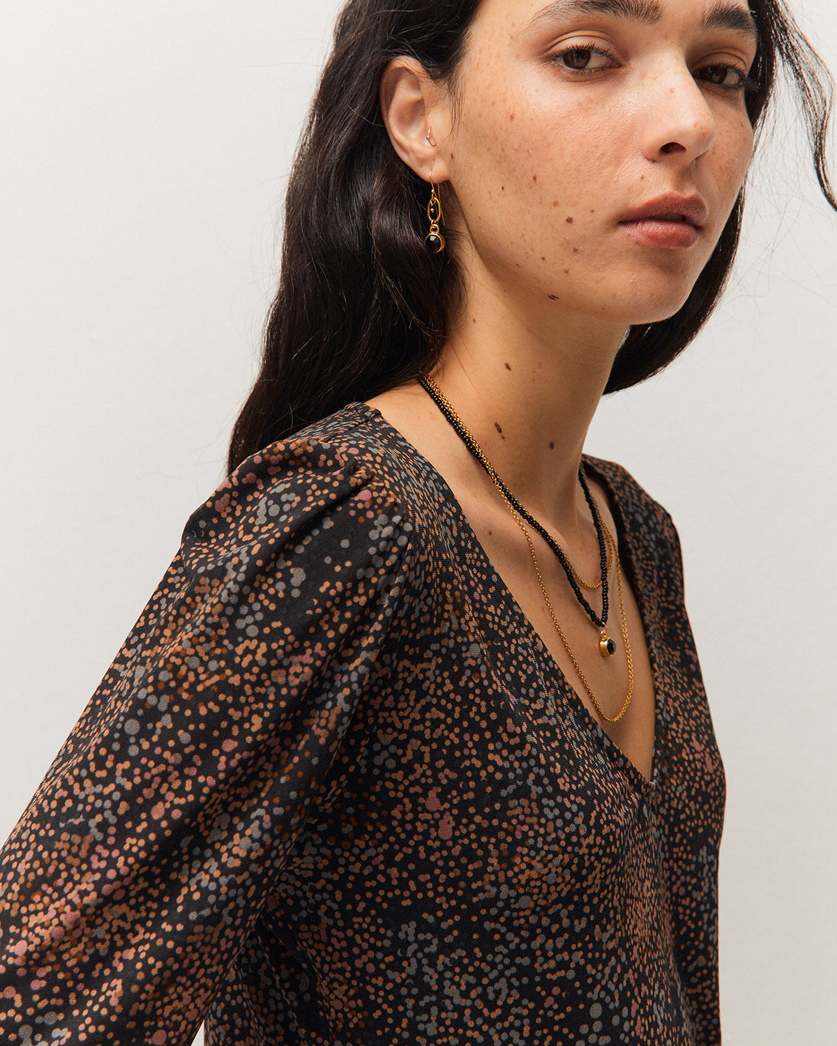 Camiseta cuello pico con un micro estampado