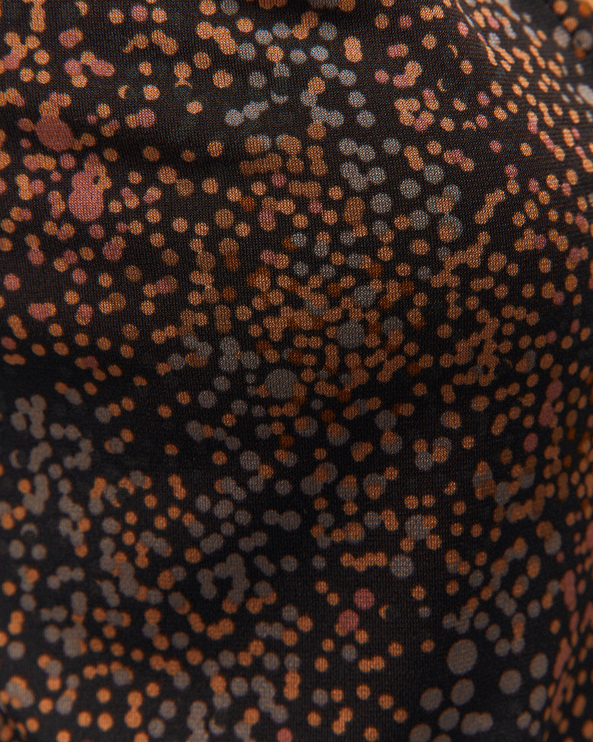 Camiseta cuello pico con un micro estampado